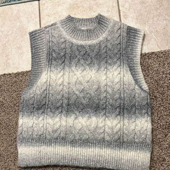 Design History Gray and Cream Cable Knit Sweater Vest medium - Picture 1 of 4